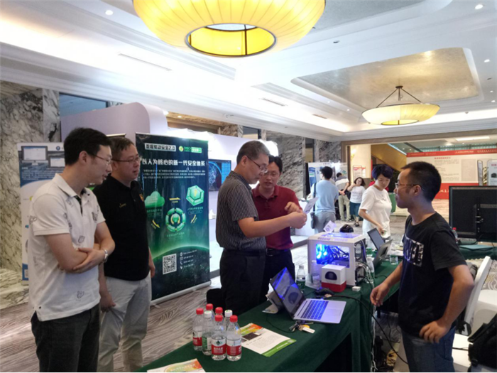 成都中医药大学校长余曙光在展区